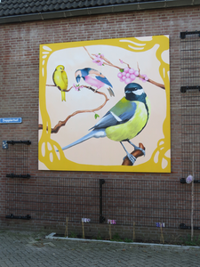 828657 Afbeelding van een paneel uit de serie 'Hollandse vogels', met een schildering van o.a. een koolmees, in het ...